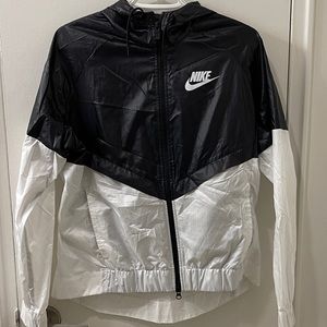Womens Nike windbreaker*NEW*